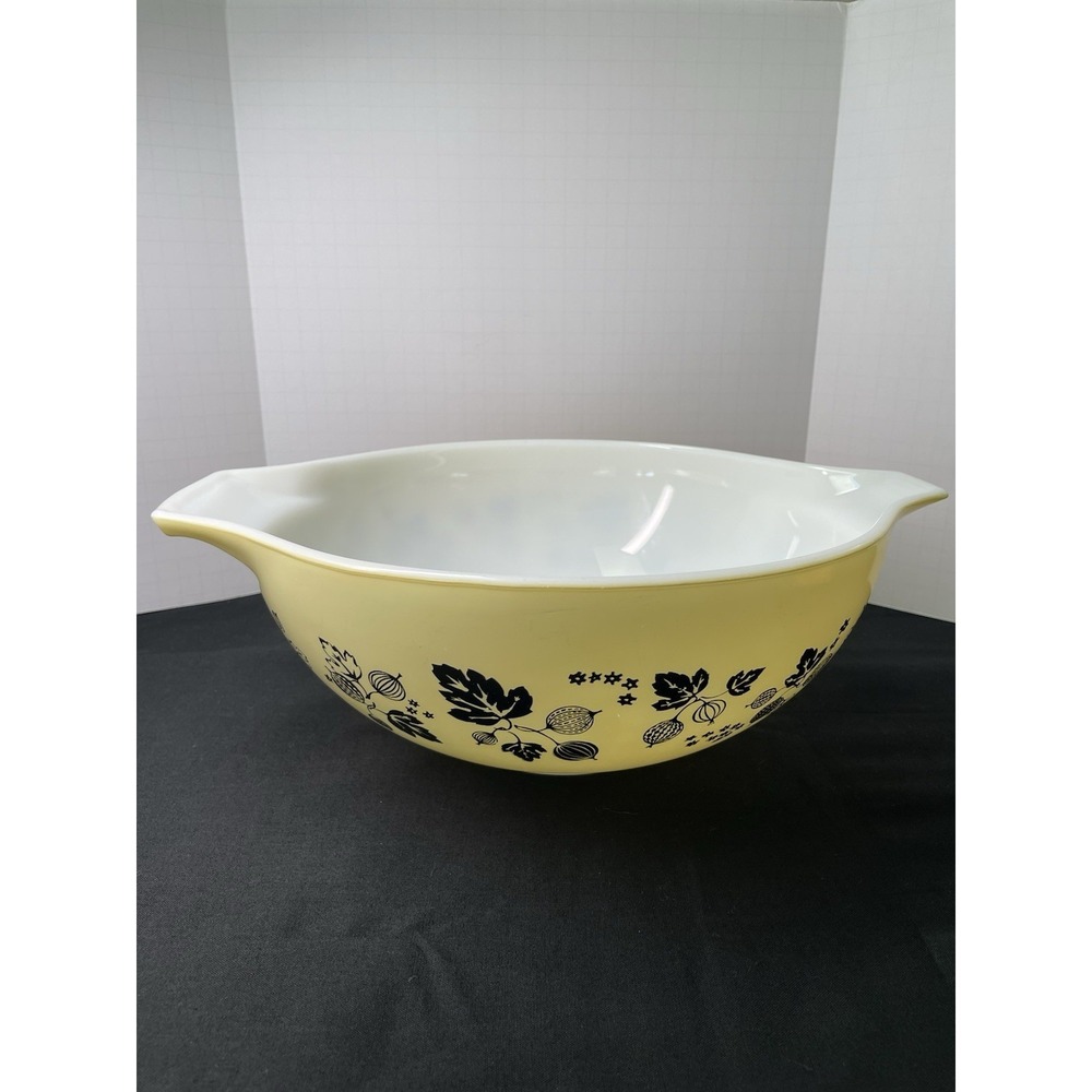 Vintage Pyrex Gooseberry & Stars Cinderella Mixing Bowl 4 qt Yellow with Black